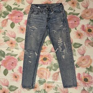 American Eagle Distressed Tomgirl Jeans
Size 2 Regular